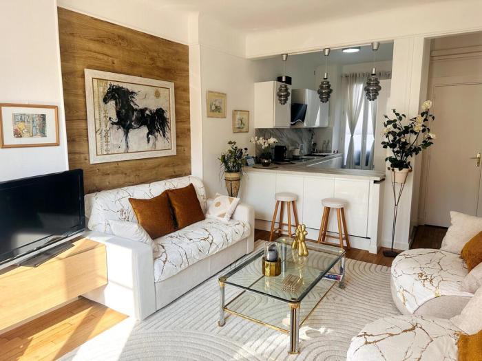 One Bedroom apartment in Cannes Center a few steps from the Croisette and the Martinez Hotel - 2032