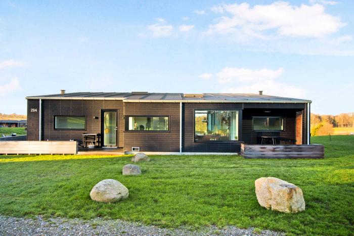 New Modern Holiday Home Near The Beach