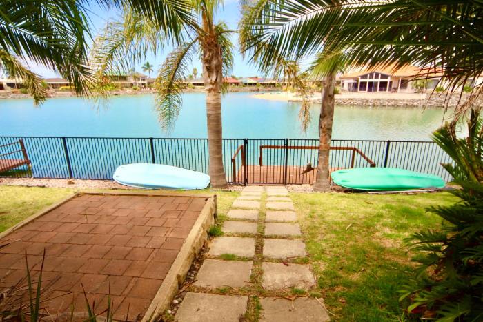 Lakeside Getaway - 4br Jetty, Wi-fi, Waterfront