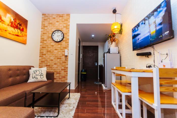 Serene City Stay Trendy Cozy Makati Condo Fun Swim Gym Netflix 4047