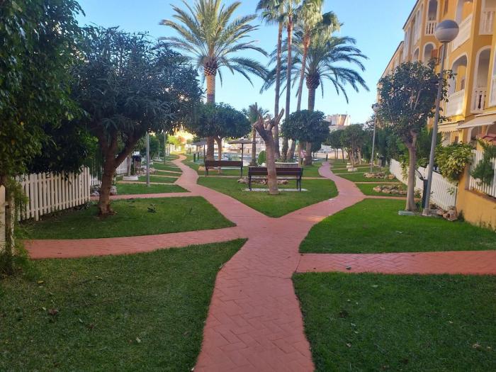 Apartamento con piscina y pista de tenis a un paso de la playa