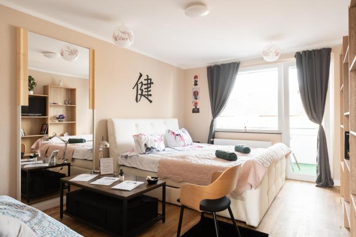 - Zen Haven Luxurious 3-Room Japanese-Themed Apartment with King-Size Beds, Balcony, Bamboo Accents, Entertainment Galore & Private Parking - Near Airport & Train Station -