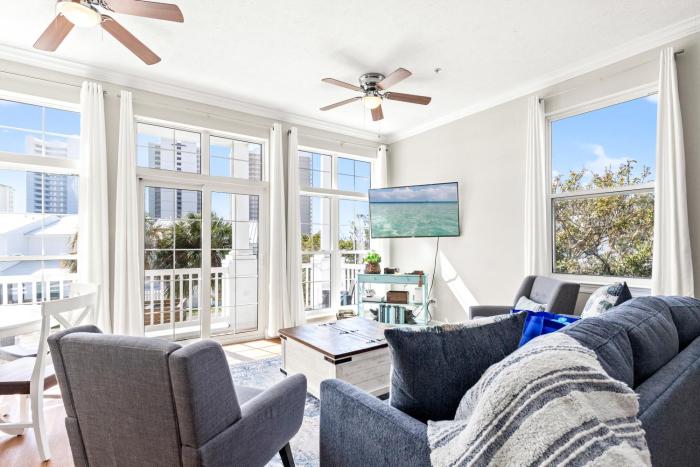 Sailors Cove: 5-Bedroom, 45 Baths, Sleeps 12! Steps Away from the Beach!