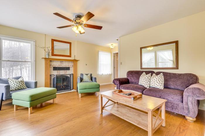 Family Home w Game Room & Decks in Etlan!