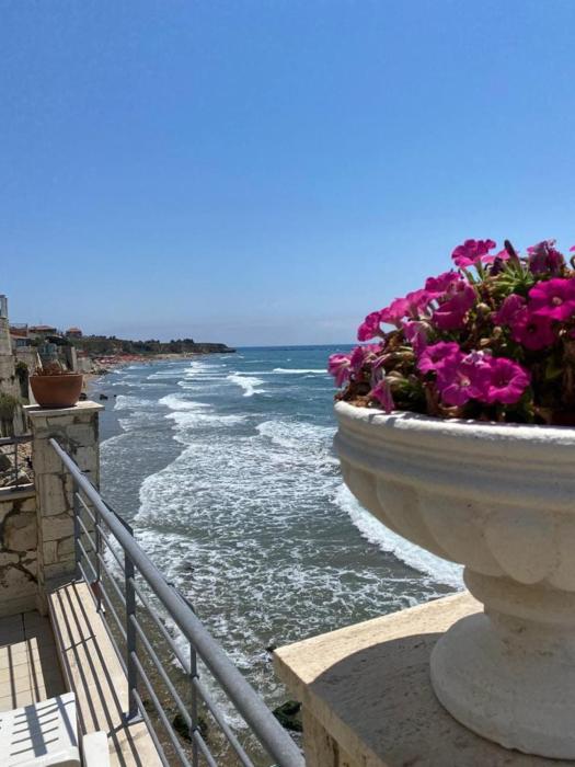 Independent villa, superb view of the sea