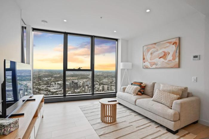 Amazing Views Cosy 2 Bed 2 Bath Next to RMIT and Vic Market