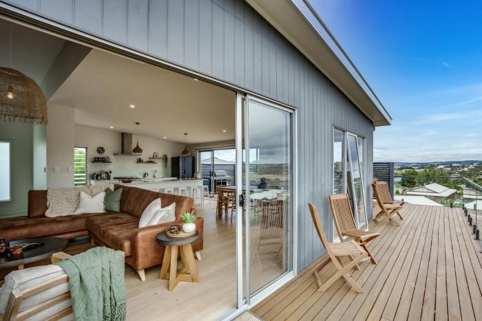 19 Carnegie Luxury - Linen Included - WiFi - Walk to beach - Town Views