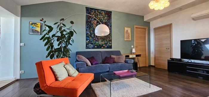 Beautiful, hyper-center apartment