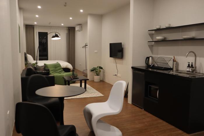 BRAND NEW Modern Style Studio & Netflix