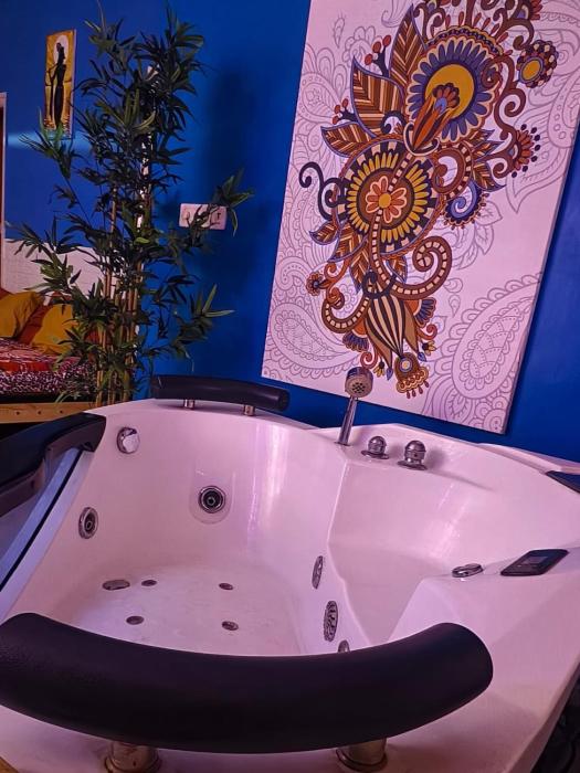 Amazistay offers a smart apartment with private hot jacuzzi
