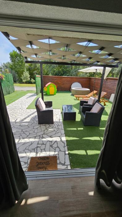 Sunrise Riverside House-Private Garden, Jacuzzi & BBQ