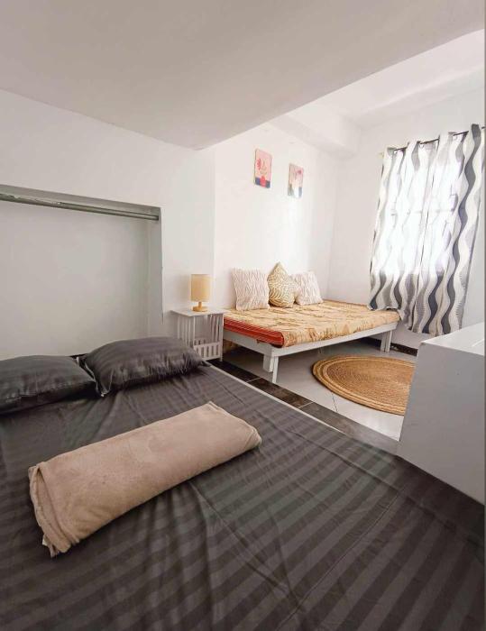 1 bedroom with overlooking city views