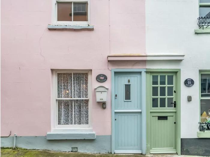 Quirky fishermans cottage by the sea in Brixham