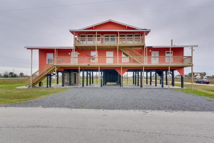 9 Mi to Crystal Beach Pet-Friendly Apt with Balcony