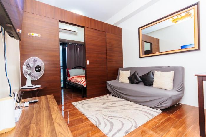 Penthouse Perfection 5515 in Air condo Makati 300 Mbps Gym Swim Park Laugh HI speed internet