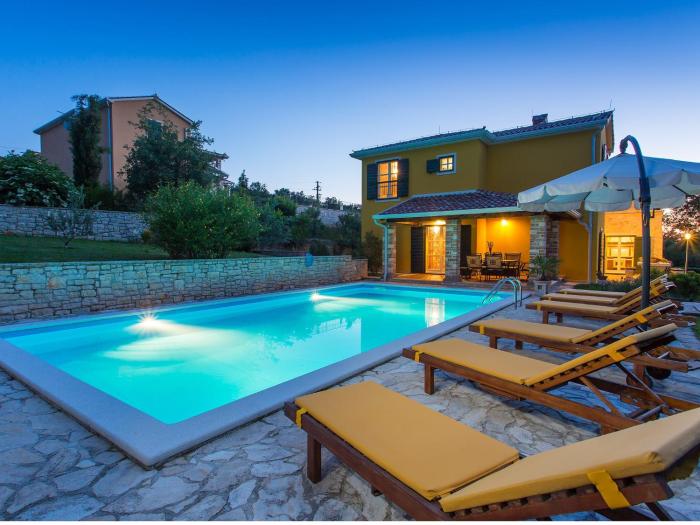 Villa in Monti ana with Pool near Mirna River