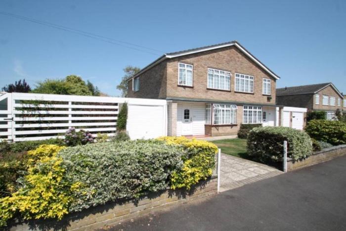 Nicely decorated 3 bedroom house near Heathrow, London