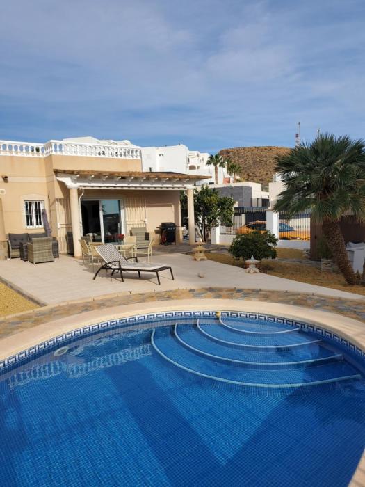 Chalet Athos, Ferienwohnung mit Pool,Dachterasse, Meer und Bergblick in San Juan de los Terreros