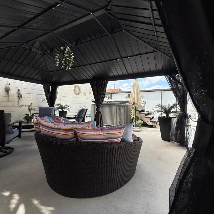 Tiny place w private hot jacuzzi 7 min to Miami international airport