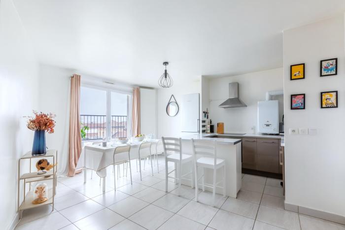 Magnifique vue sur la Tour Eiffel - Paris 10mn - Parking privé gratuit - métro 2min - balcon