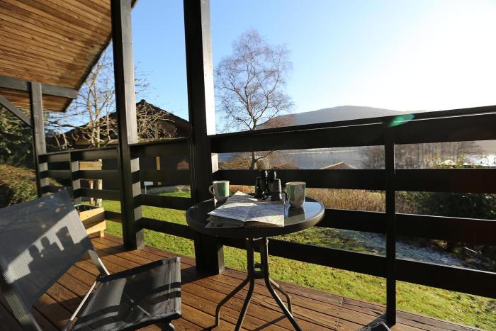 Cosy Modern Nordic Lodge w Loch View & Log Burner