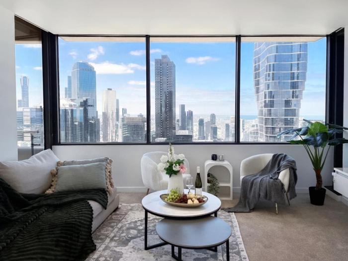 Skyline Oasis Apartment with Balcony in Lonsdale