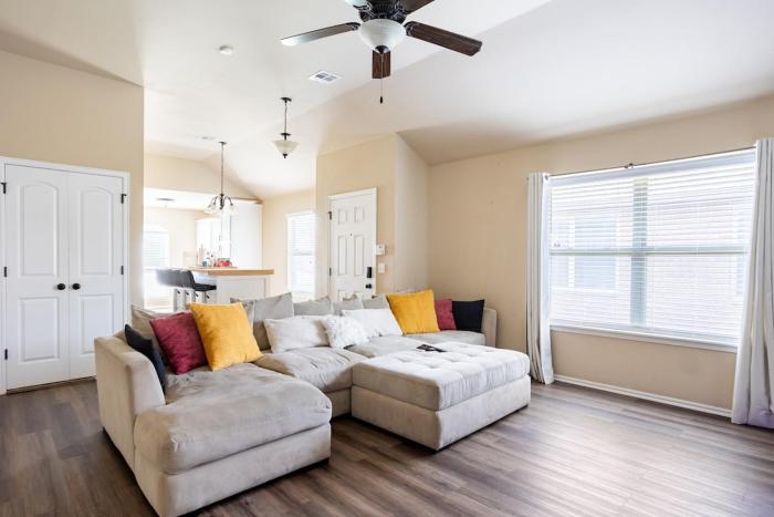 Cheerful 3 Bdrm space, 2 bath!. You gotta love it!