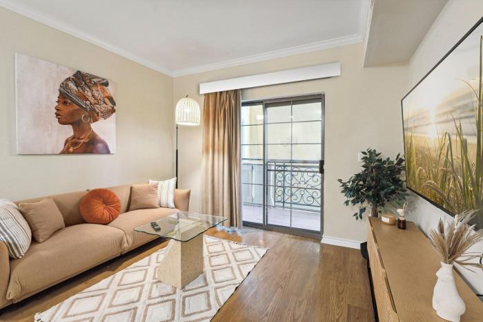 Ideal 1BR Apt in Santa Monica Pool, Gym, Free Parking 2 min to Promenade