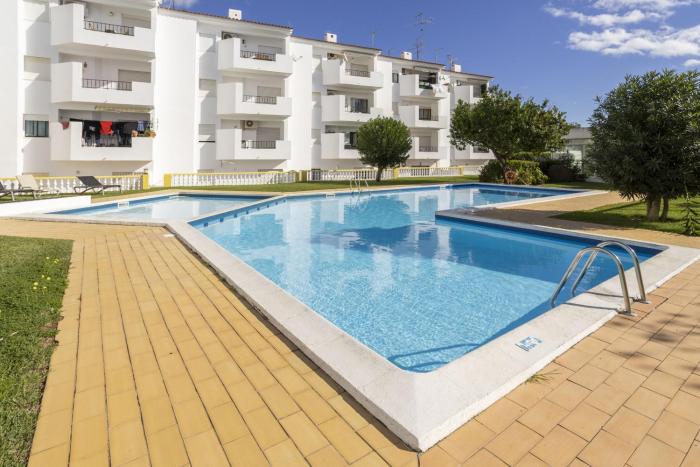 Areias de São João 2BR Apartment - Shared Pool & Terrace, by Hopstays