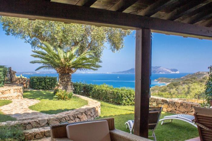 GuestHost - Sea view APT, pool & parking!