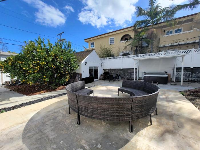 Spacious 5BR Private Home 5 minutes to Rodeo Drive with Hot Tub Spacious Backyard Parking