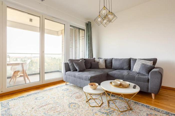 HJ 18 by ROCKCHAIR Apartments l SUPERHOST Status l Super Flat, 2 Bedrooms 2 Bathrooms Balcony Elevator welcomes you!