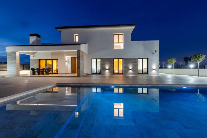 Palm Breeze Villa by Fidalsa