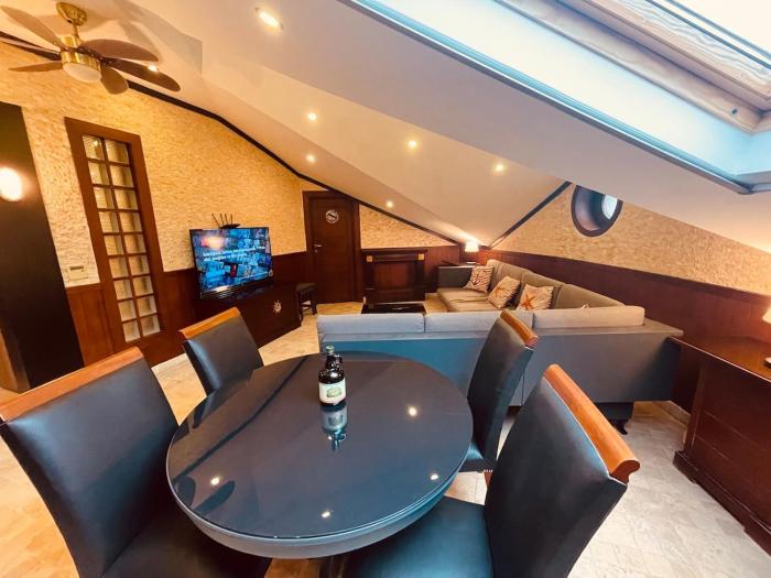 Retro, two bedroom and livingroom on Main Street