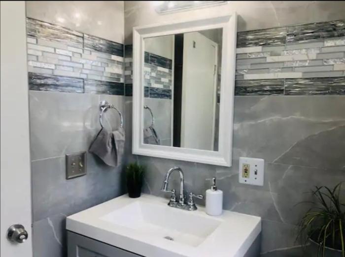 4bed 2ba Hollywood house Block away from sunset, Free parking, private backyard