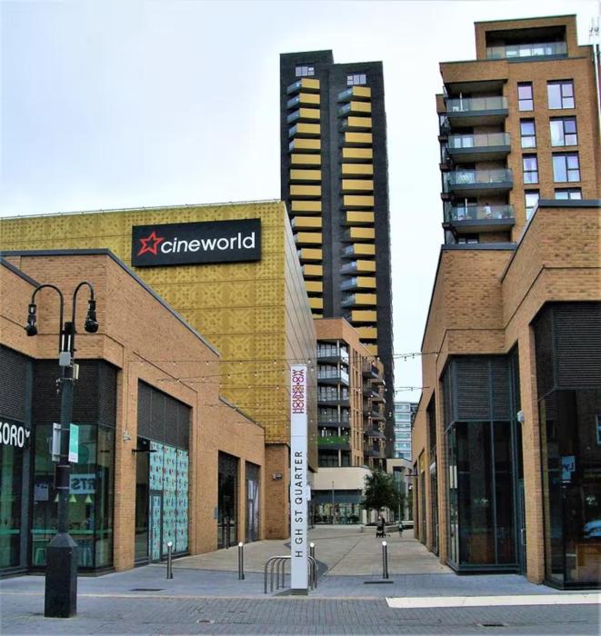 Room with private bathroom, Near Heathrow Airport, Tube Station, Shops, Cinema in shared flat