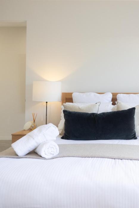 Luxury Avenue Retreat-Sleeps 8, Fireplace, Central, Garage, 4 bedroom, 2 bathroom, BBQ