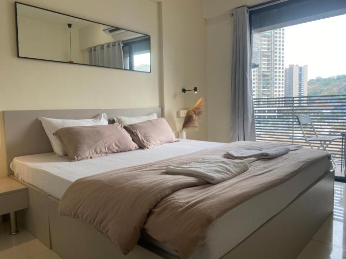 Hamlet Studio Apartments with Balcony