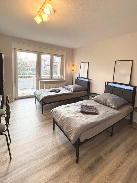 Myflat Apartment mit 6 Betten, 3 Schlafzimmern und Balkon bei Leipzig BMW, Amazon, Porsche, Messe