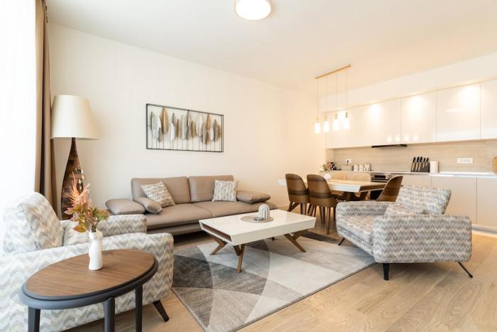 BW Spacious Riverview Apartment