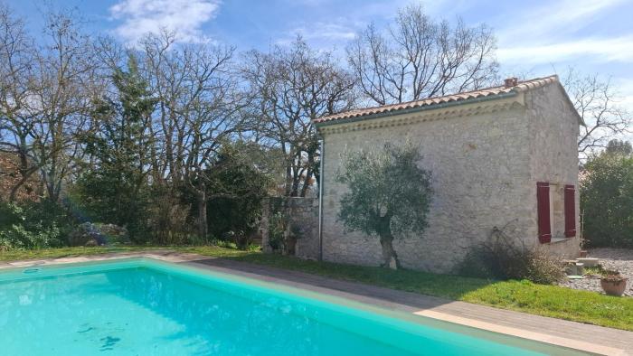 Mazet provençal sous les chênes