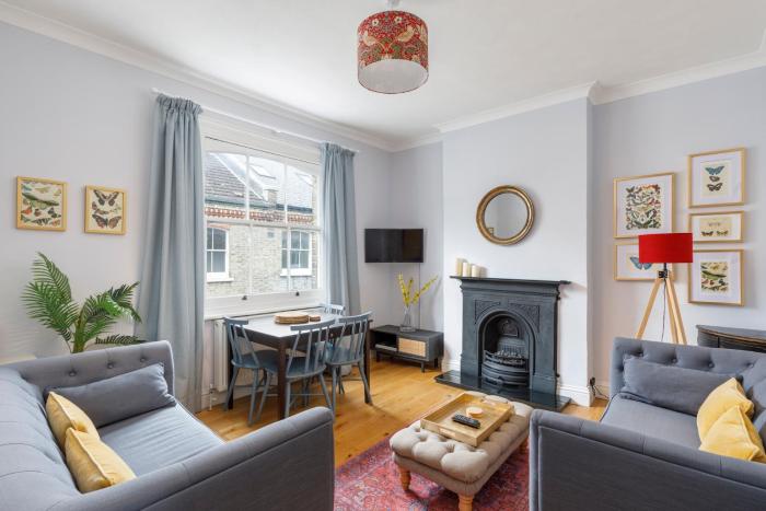 Cambridge Grove- Cosy two bed Mews - with parking