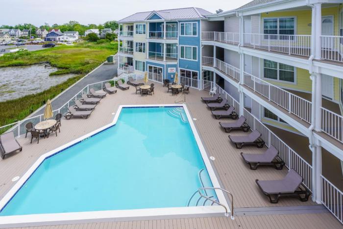 Sunset Bay Villa 221 - Waterfront, Pool, Gym!
