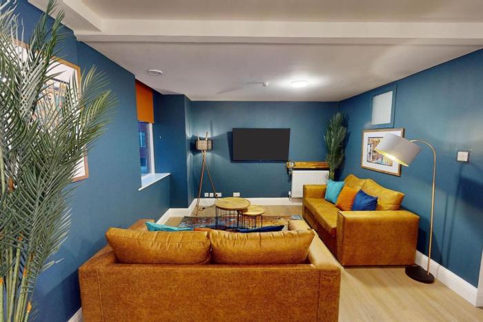 3BR, song lyrics theme, self check-in