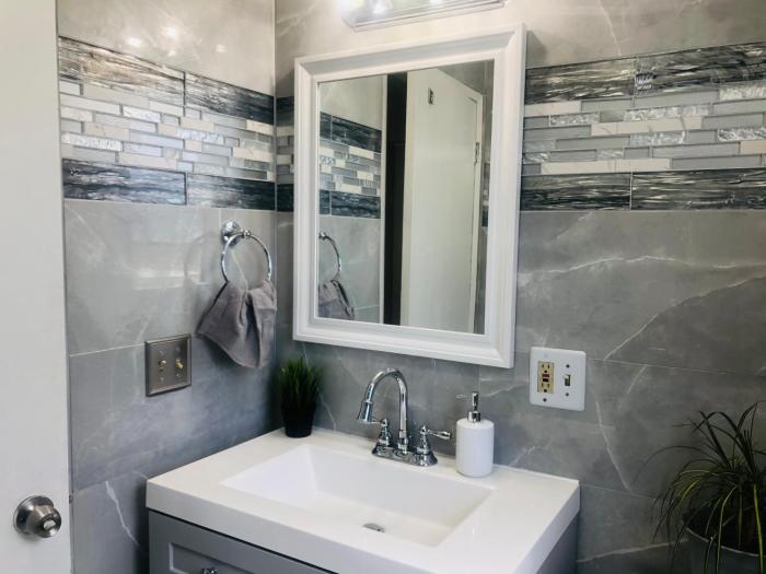 4bed 2ba Hollywood house Block away from sunset, Free parking, private backyard