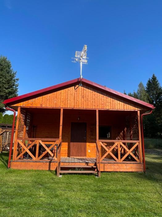 Słoneczne wzgórze domki pod lasem