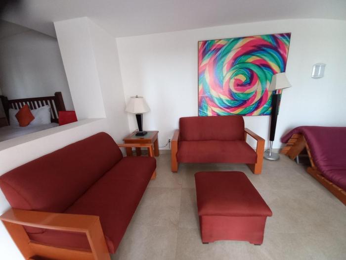 Spacious, standard with beach access & wifi!