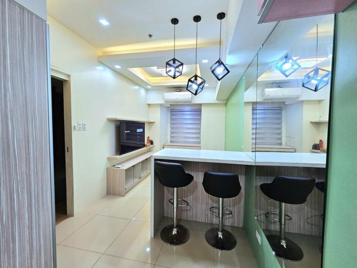 Pet friendly Condo in Timog with Balcony City view
