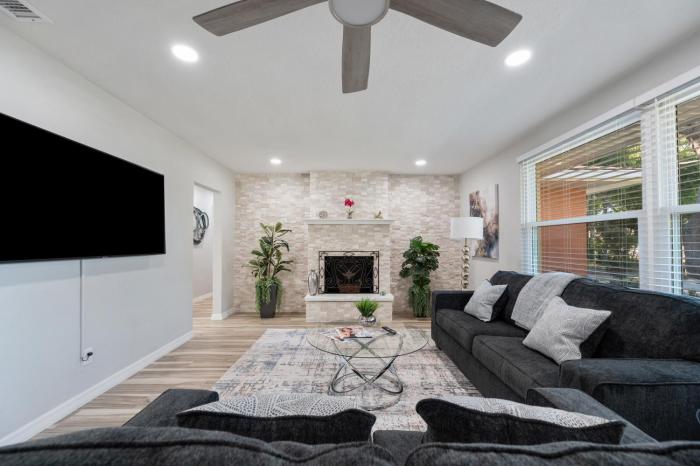 Wood Circle House - Dog Friendly with Fenced in Backyard
