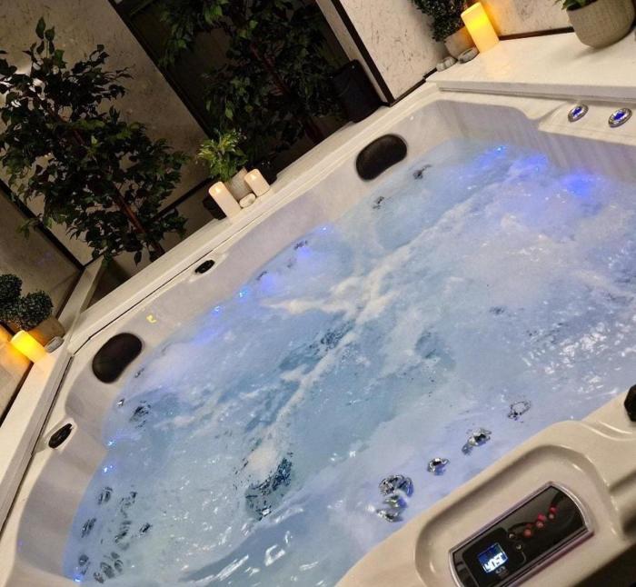 Exotic Jacuzzi Apartment with Balcony and Parking